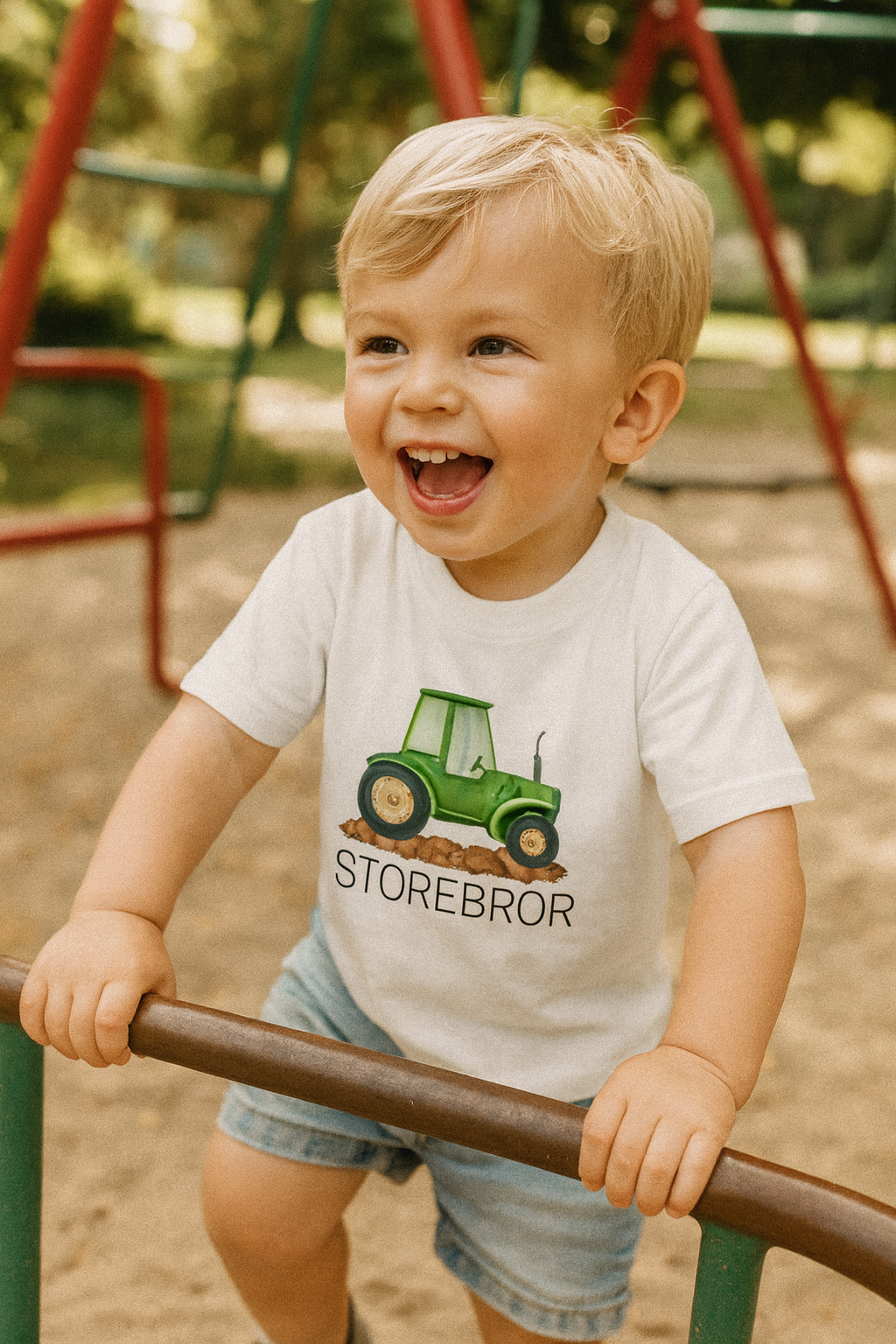 Pojke i en tröja där det står "storebror" på och en traktor
